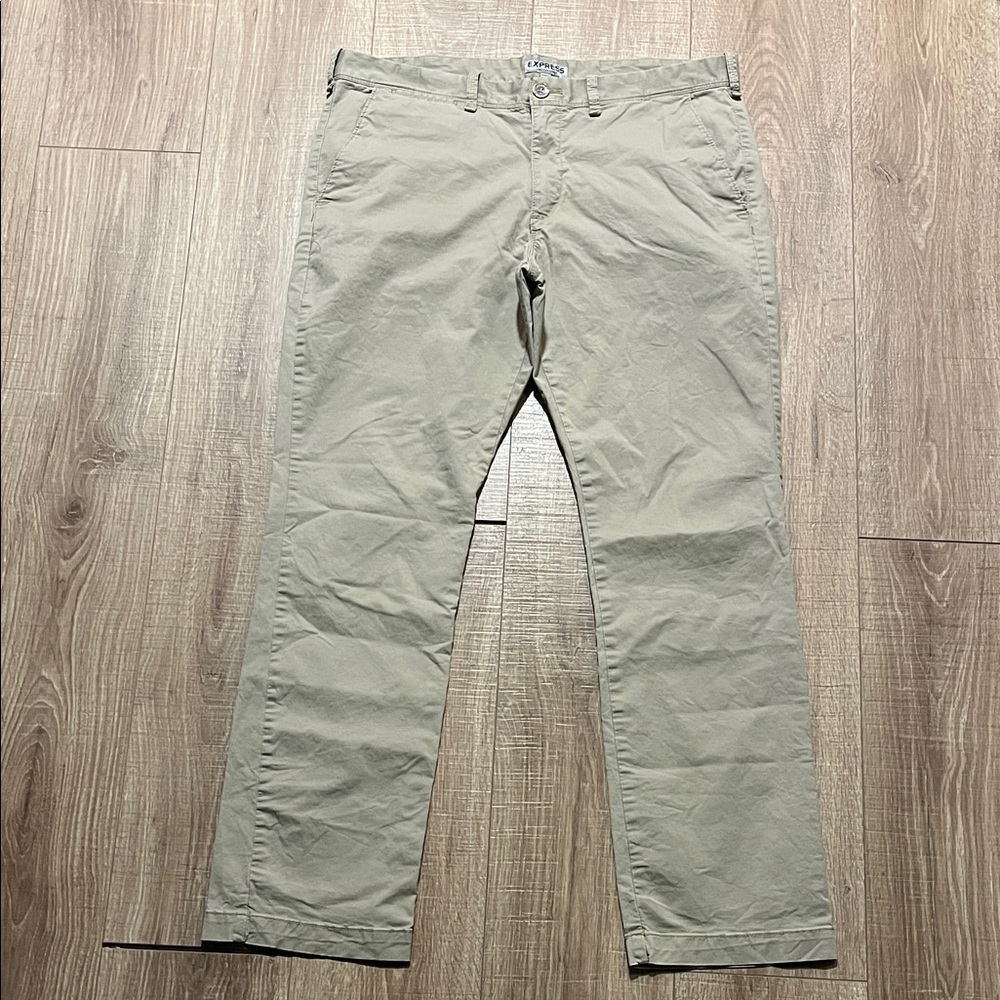 Men’s Express Tan Photographer Plain Front Khaki Chinos Size 36/32